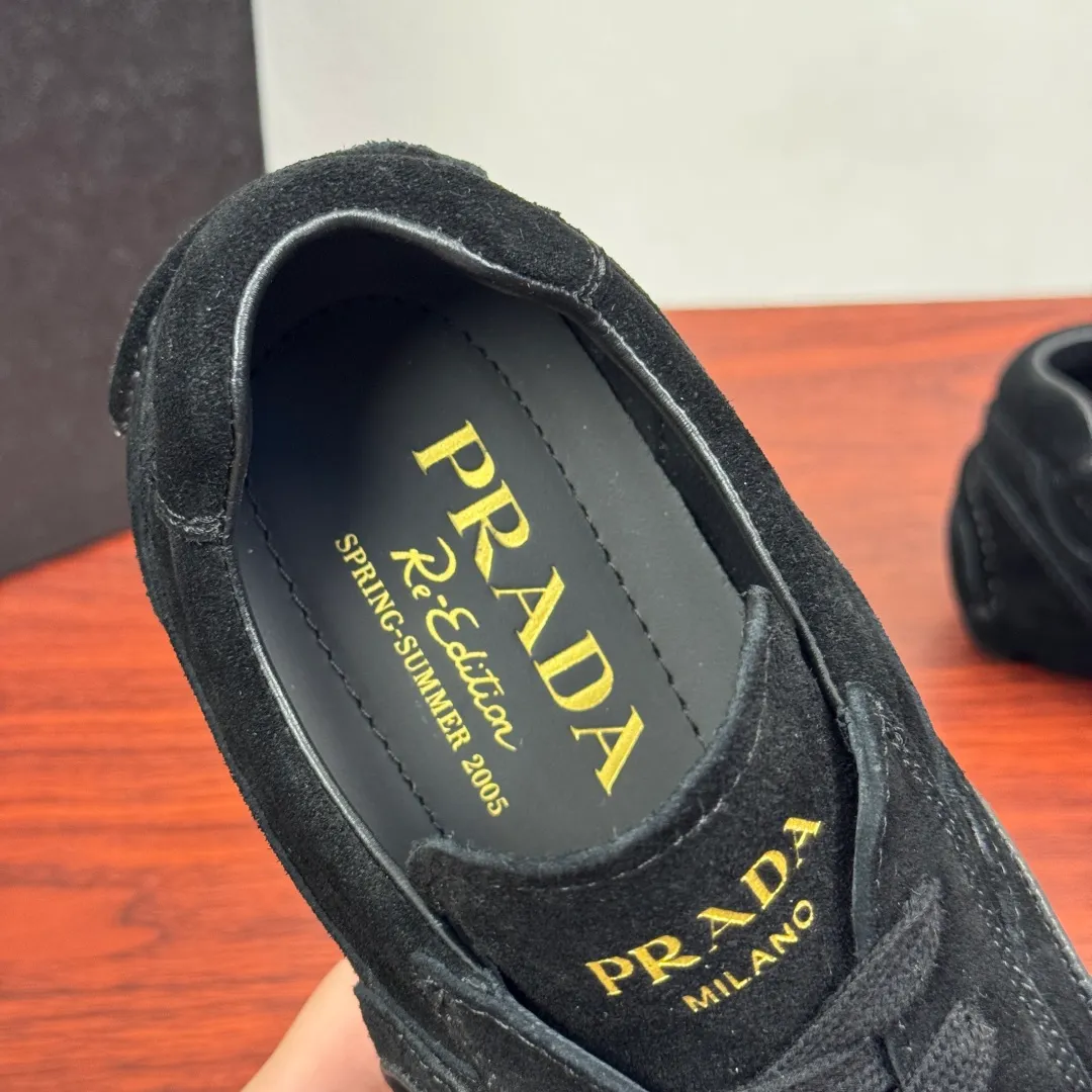 Batch 780 Prada/Prada Montecarlo Re-Edition 2005 Nappa sheepskin/nubuck leather sneakers, men's men's men's shoes for easy shipping! Featuring an antique finish, these sneakers combine style and comfort in a sophisticated and innovative design. The silhouette inspired by driving shoes is soft and flexible, and the deconstructed sole gives it a lightweight look and smooth aesthetic. Prominent top stitching enhances the sporty soul of this hybrid sneaker. It is paired with a lightweight and flexible rubber sole, a visible convex sole pattern embellishment, and a wrapped insole. The whole package! Size: 39-40-41-42-43-44 leather shoe size Item number: 4E1165 matte black